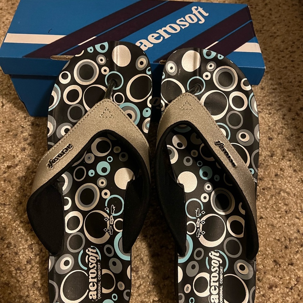 New Never Worn Aerosoft Women’s Flip Flops Size 10